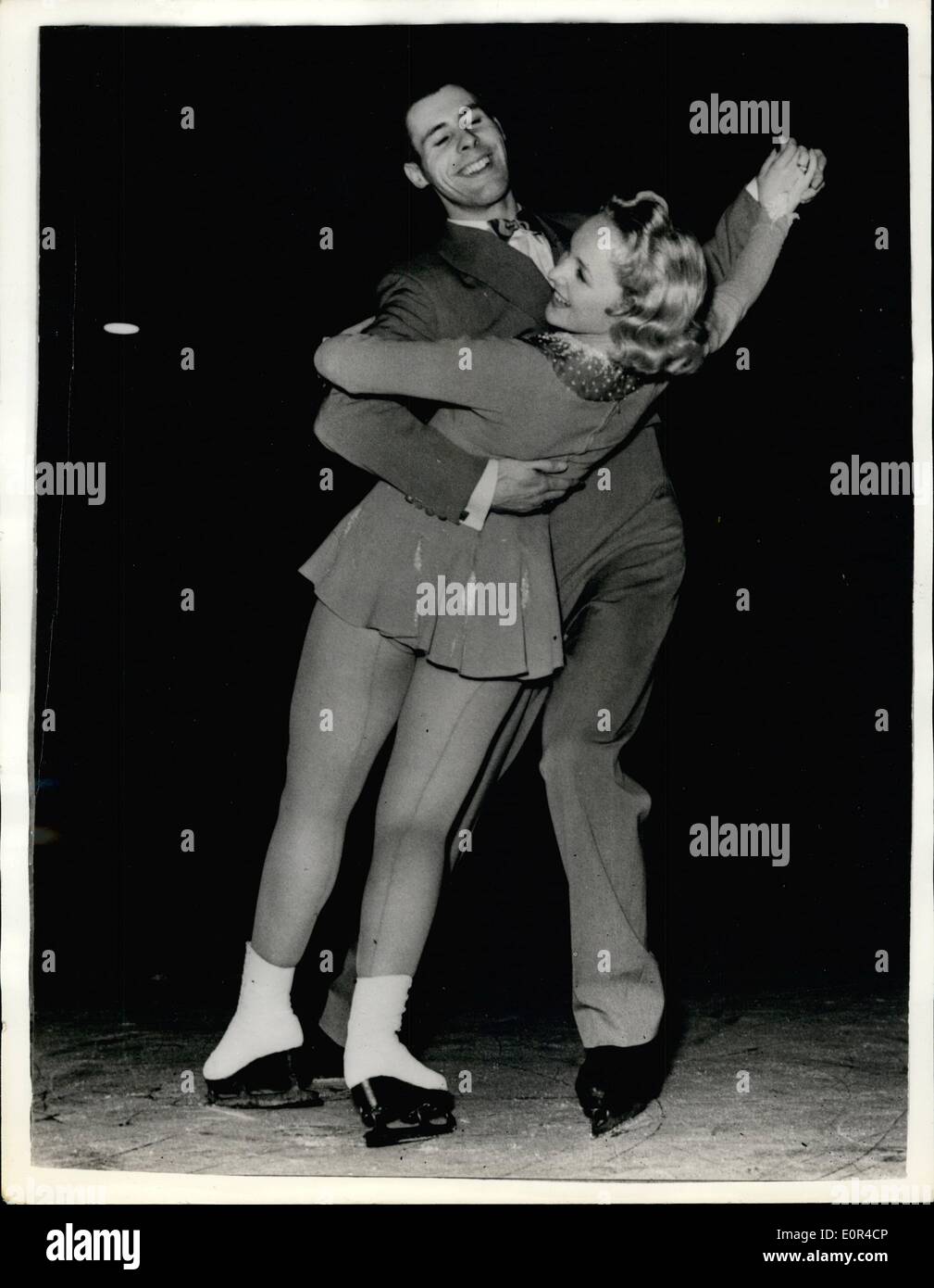 2. Februar 1958 - Briten nehmen erste es Plätze im Ice Dancing Wettbewerb: The Ice Dancing Wettbewerb im 1958 Europäische Abbildung Eislauf Turnier endete in Bratislava, Tschechoslowakei mit Briten unter die ersten drei Plätze. Weltmeisterschaft Halter, June Markham und Courtney Jones gewann den EM-Titel. Foto zeigt: WM-Inhaber, die ihre Eigentumsvorbehalt, June Markham und Courtney Jones, während des Wettbewerbs in Bratislava gesehen. Stockfoto