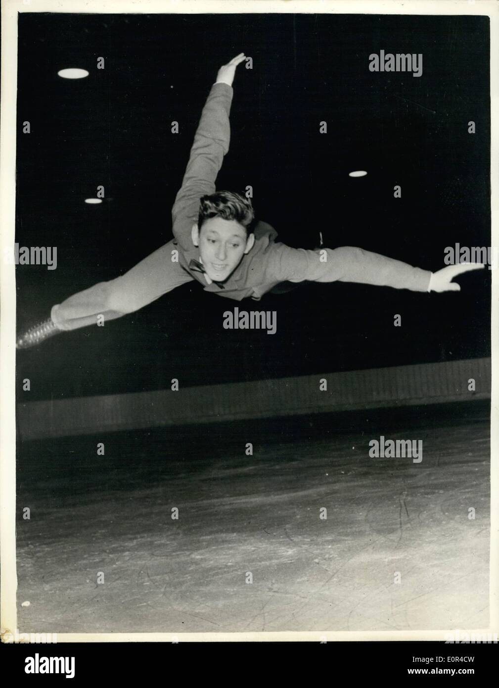 2. Februar 1958 - Europäische Ice Skating Championships. Eine feine Aktion erschossen von A. Calmat, Frankreichs, der Drittplatzierte war, in die Männer Eiskunstlauf - Europameisterschaften Ice Skating in Bratislava. Stockfoto