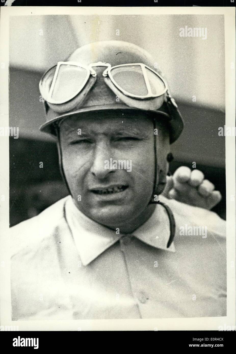 2. Februar 1958 - entführt Juan Fangio; Der amtierende Weltmeister, Rennfahrer, Fangio wurde entführt von seinem Hotel in Havanna an Pistole Punkt von kubanischen Rebellen heute - ein paar Stunden vor dem Start der heutigen kubanischen Grand Prix, die er Lieblings zu gewinnen. Er wurde in ein schnelles Auto losgefahren, nach wird in der Hotellobby beschlagnahmt. Foto zeigt Juan Fangio, der Welt Champion Rennfahrer, der heute entführt wurde. Stockfoto