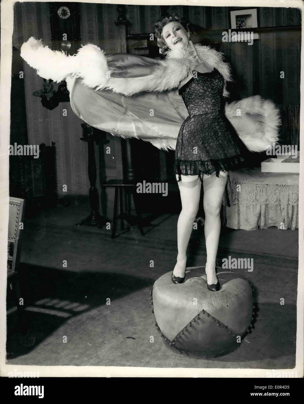2. Februar 1958 - Schauspielerin Moira Shearer. Foto zeigt Moira Shearer, fotografiert gestern während der Proben für die letzte Nacht Eröffnung von "I Am A Camera'' - an der neuen Theater-Oxford - ihr ersten Ausflug in geraden handeln. Sie trägt eines der Kostüme trug sie in das Spiel. Stockfoto