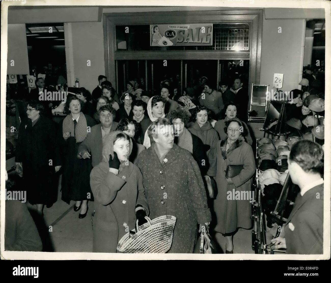 12. Dezember 1957 - Eröffnung der WINTER Sale. KEYSTONE-FOTOSHOWS: Allgemeine anzeigen, wie frühe Käufer das Geschäft - bei Eröffnung des C.and A., Marbls Bogen Winterschlussverkauf heute morgen betreten. Stockfoto
