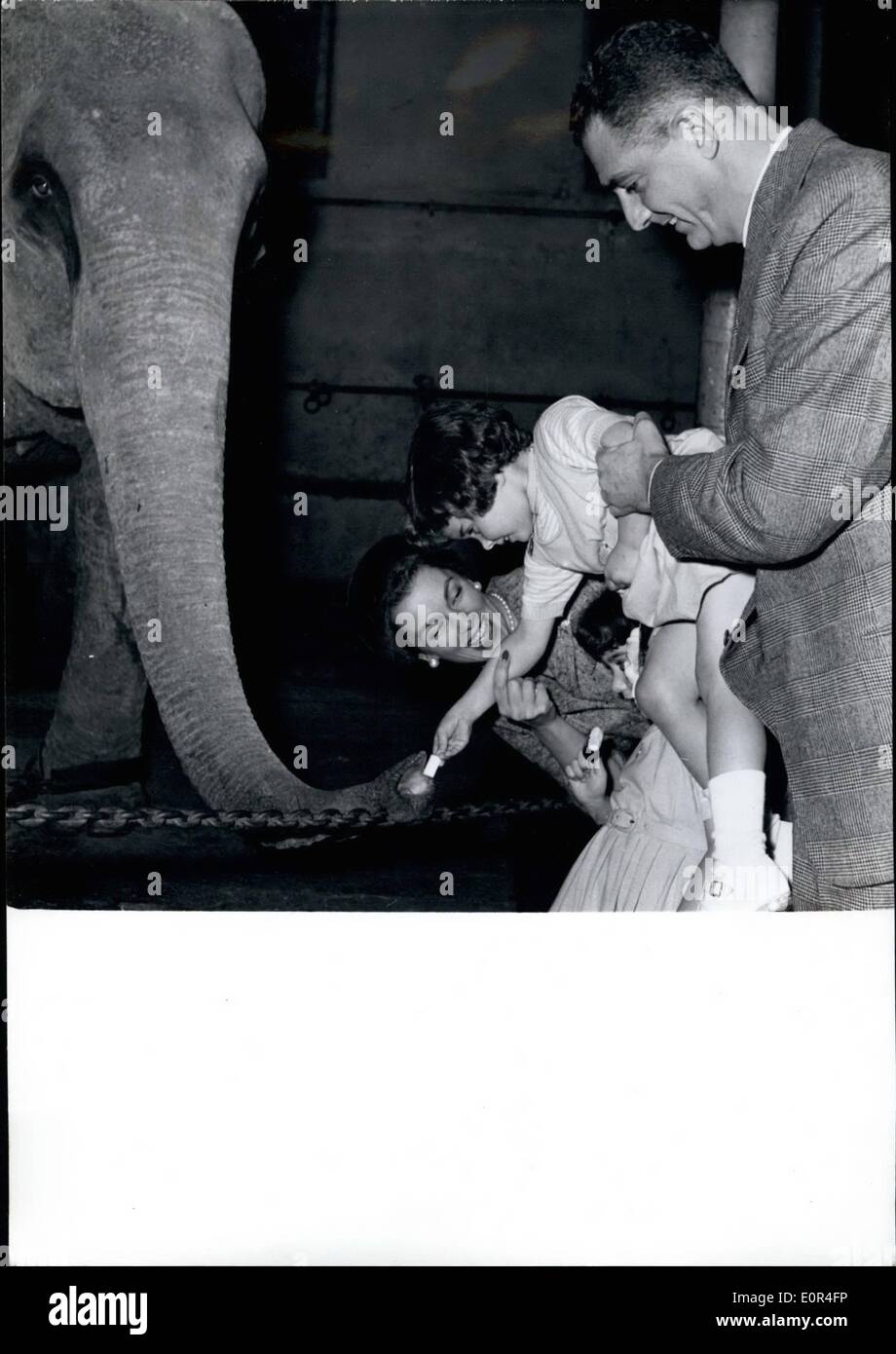 12. Dezember 1957 - Linda Christian die kleinen Töchter besuchen Zirkusvorstellung in Paris: &-Jahr alten Romina und 4-j hrige Taryn, Töchter von Linda Christian und Tyrone Power, besuchte eine Zirkusvorstellung am Medrano. Foto zeigt Linda und ihren beiden kleinen Töchtern Zucker in den Zirkus Elefanten füttern. Auf richtige Senor Pinatari, brasilianischer industrieller, an denen Linda gemeldet wird, Negaged zu sein. Stockfoto