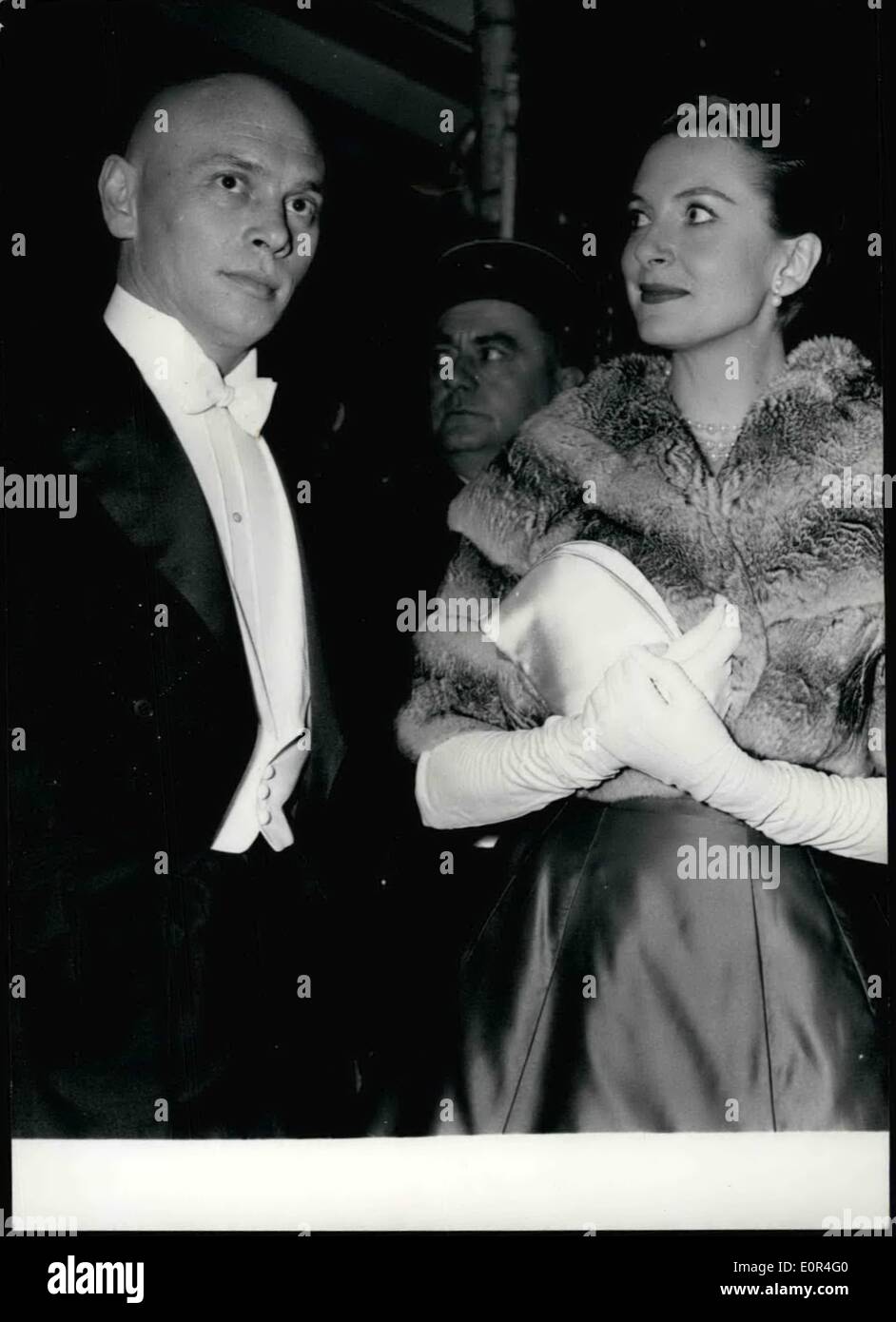 3. März 1958 - Yul Brynner und Deborah Kerr bei Artists Benefiz Show: Yul Brynner und Deborah Kerr unter den Sternen, die die jährliche Benefiz-Show besucht wurden von der Union der Paris Künstler. Yul Brynner und Deborah Kerr während der Show zu sehen. Stockfoto