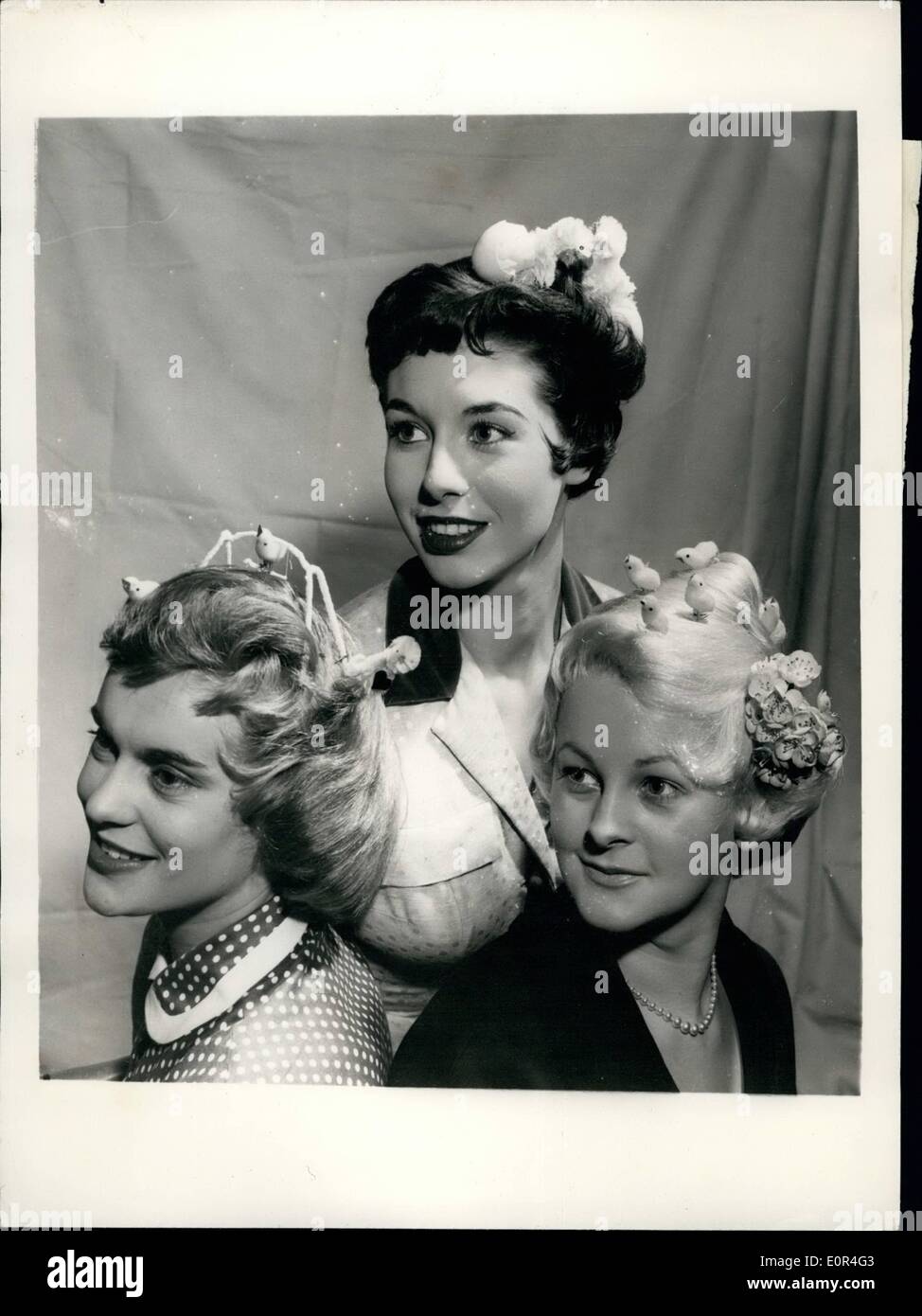 3. März 1958 - Ostern Frisuren - nach dem Vorbild von '' Toppers'': Die beliebte TV-Toppers waren im Salon Andreas zu sehen Stockfoto