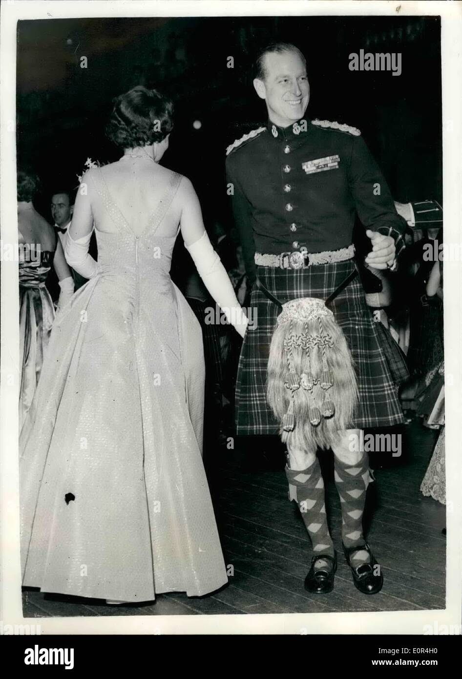 3. März 1958 - The Duke - komplett mit Kilt - Tänze A zwölf Minuten Reel: Tragen von Cameron Tartan Kilt - der Duke of Edinburgh tanzte ein zwölf Minuten - acht einige Reel - wenn er als Ehrengast - Bal des Liverpool Scottish Regiments, im St.-Georgs Halle, Liverpool angeschlossen. Foto-Shops The Duke of Edinburgh tanzen während der acht einige Rollen. Stockfoto