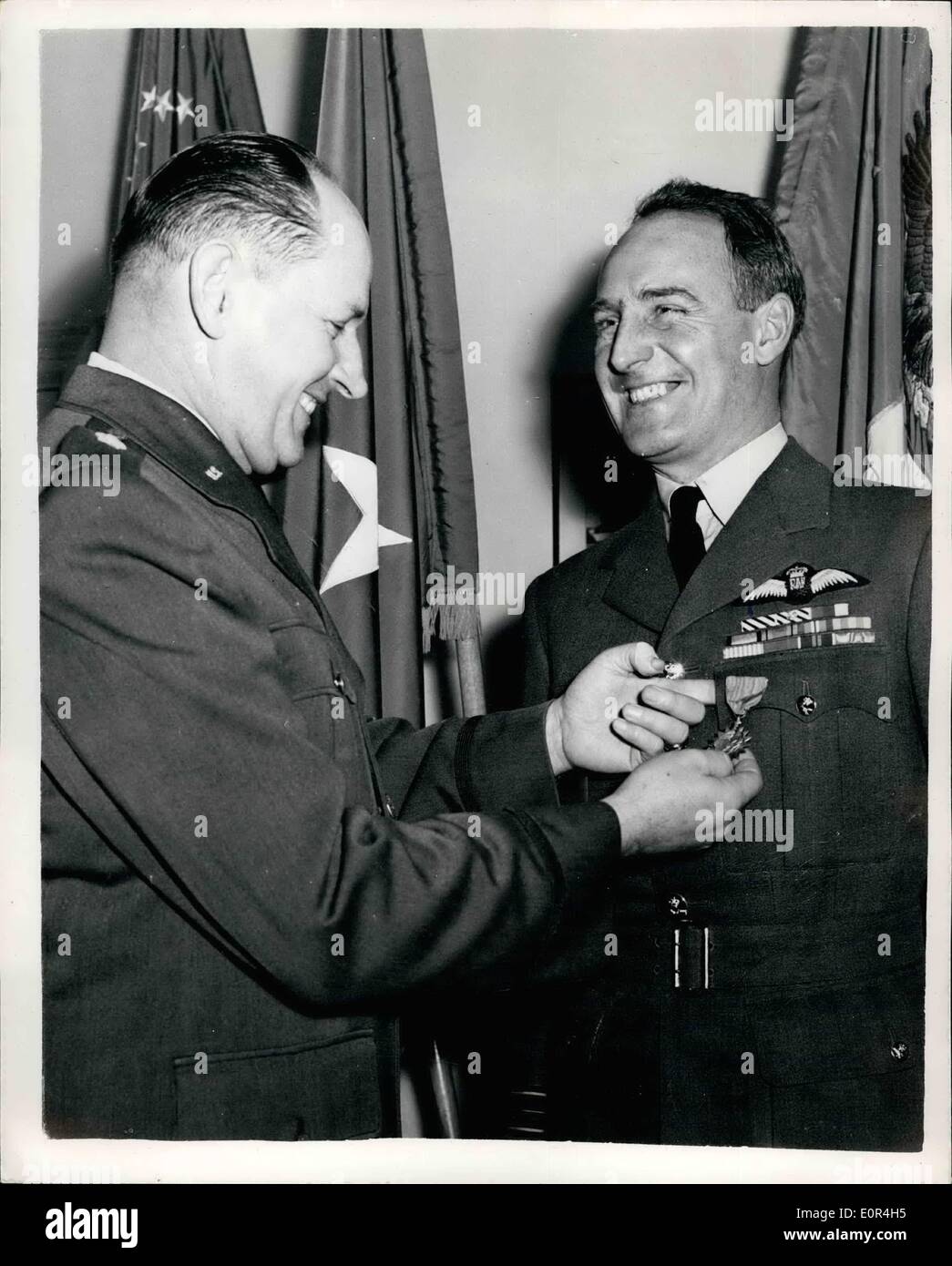 03. März 1958 - R.A.F. Offizier erhält Luftmedaille der Vereinigten Staaten.: Staffelführer Colin L. Blythe D.F.C., A.F.C., R.A.F.F.F.F.. Heute Nachmittag erhielt die Luftmedaille der Vereinigten Staaten von Brig. General Frank B. James, USA Air Attache - in dessen Londoner Büro. Die Auszeichnung wurde für  gemacht. Blythe' verdienstvolle Taten während der Aktivitäten der Vereinten Nationen in Korea von März bis August 1951. Zu dieser Zeit die SDR. LDR. Diente mit Nr. 77 SQD. Royal Australian Air Force an der 5. Befestigt. US Air Force, United Nations Command. Foto zeigt den Anführer der Geschwader Colin I. Blythe, D.F.C. Stockfoto