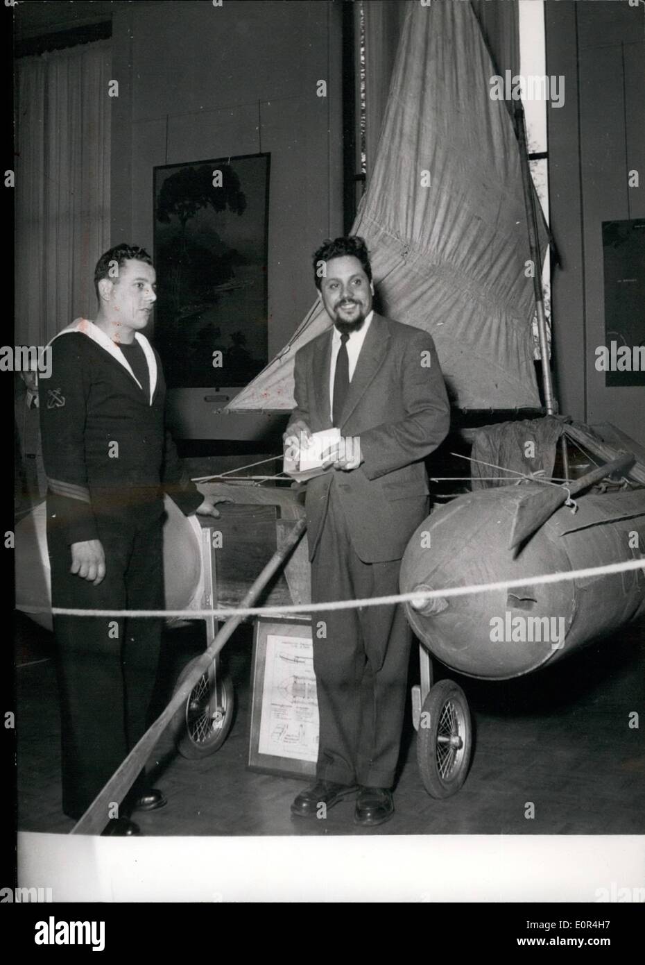 3. März 1958 - zeigt einsame NAVIGATOR FLOß bei PARIS Marine MUSEUM DR. BOMBARD, französische einsame NAVIGATOR Nr. 2 ist hier zu sehen, vor seinem berühmten FLOß '' HERETIQUE'', das jetzt im Marine MUSEUM PARIS gezeigt worden ist. Stockfoto