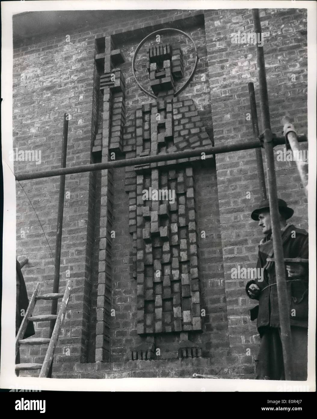 3. März 1958 - Londoner Vorort moderne Kirche nur zu abgeschlossen am A Kosten von 8.000: Little St. Peters, eine Cotagonalo Kirche gerade abgeschlossen, bei der Crislewood bietet für London ein Beispiel des modernen Kirchenbaus. Dr. Campbell, Bischof von London, wird es am Samstag zu konzentrieren. Es wird eine neue Gemeinschaft in Wohnungen im Bau, darunter drei 11-geschossigen Blocks für Hendon Borough Council dienen. Die 3ft hohe Kirche ist grau-braun Handstand Ziegel gebaut und das Dach in hellgrün hat die Deckung der abgestürzten Filz Stockfoto