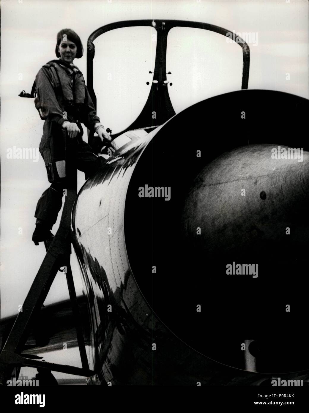 2. Februar 1958 - wird W.R.A.F OFFICER die 1000.. '' 10-TONNER''. Pilot Officer Vivienne Whyer, im Alter von 19, ein Air Traffic Control Officer bei der Frauen Royal Air Force, wurde heute der 1000.. Mitglied der Dachdecker 1000 mph Club - eine exklusive Einrichtung für sind die einzige Menschen, die ein Flugzeug in 1.000 m.p.h., geflogen sind berechtigt. Ihr Haus ist bei Wooburn Stadt, High Wycombe, Dollar. Sie machte ihren Flug in einem 1.500 mph Beleuchtung von R.a. F. Coltishall, Norfolk, geflogen von Group Captain Mike Hobson Coltishall Station Commander Stockfoto