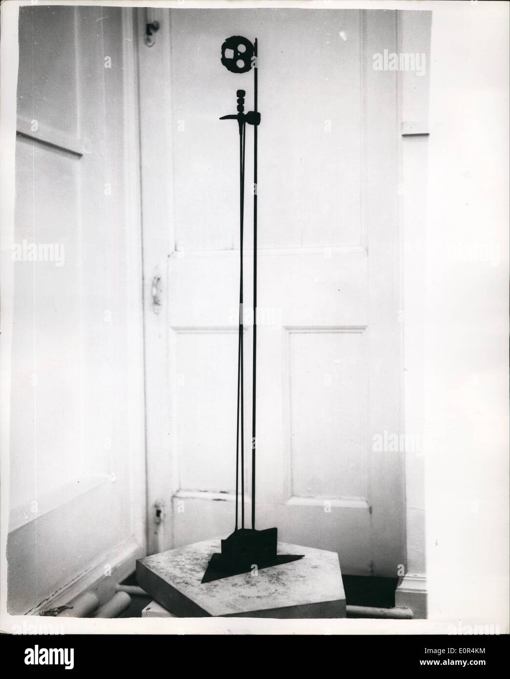 2. Februar 1958 - Ausstellung von Takis. Foto zeigt Signal 1956 in geschmiedetem Eisen, des Bildhauers Griechisch geboren, Takis, gesehen in der Hannover Gallery, St. George Street, wo eine Ausstellung seiner Arbeit abgehalten wird. Stockfoto