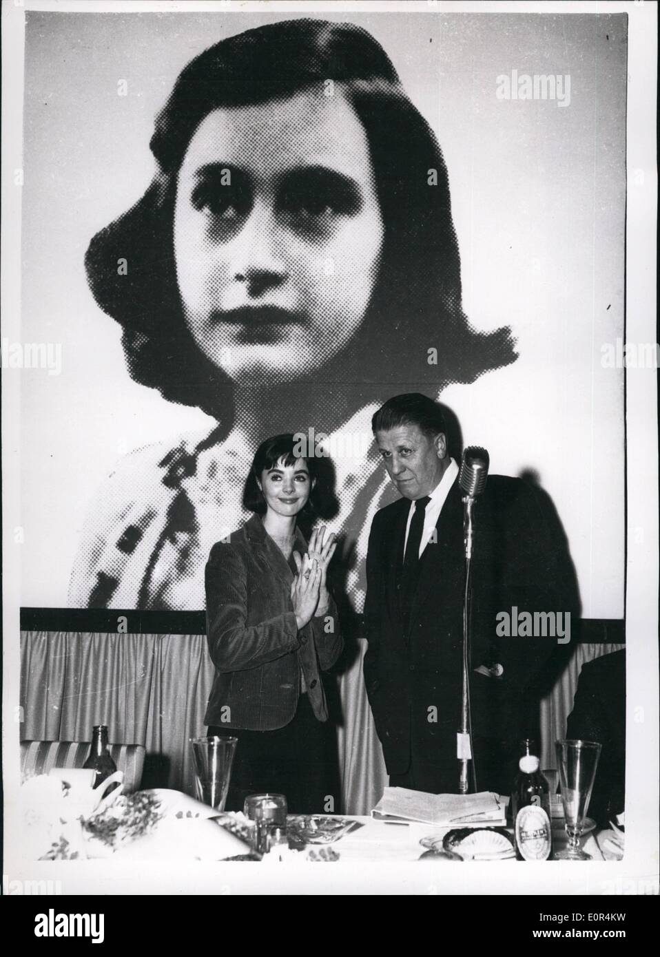 2. Februar 1958 - Magazin-Cover-Girl gewählt, um die Hauptrolle im Film '' The Diary Of Anne Frank"spielen: Achtzehn Jahre alten amerikanischen '' decken Mädchen '' hat Millie Perkins auserkoren, spielen die Hauptrolle in der Verfilmung von"The Diary Of Anne Frank'' - arbeiten an der im März in Amsterdam beginnen soll. Millies wurde von 10.225 Bewerberinnen für die Rolle ausgewählt. Foto zeigt George Stevens der Hersteller - führt Millie Perkins - im Rahmen eines Pre-Dreharbeiten Empfangs auf Stufe 14 of 20th Century Fox Studios - in Hollywood. Stockfoto