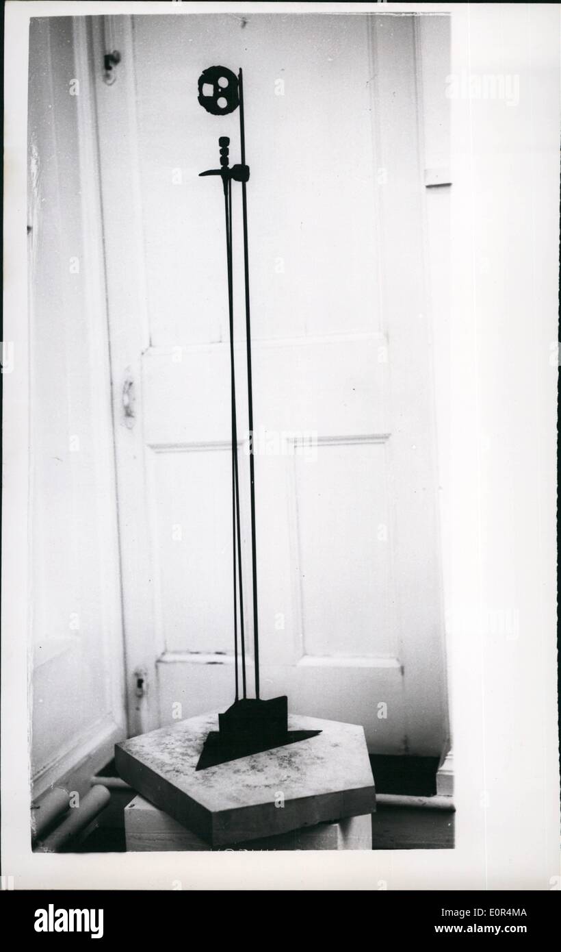 2. Februar 1958 - Ausstellung von Takis; Foto zeigt Signal 1956 - in geschmiedetem Eisen, vom griechischen Bron Bildhauer, Takis, gesehen in der Hannover Gallery, St. George Street, wo eine Ausstellung seiner Arbeit abgehalten wird. Stockfoto