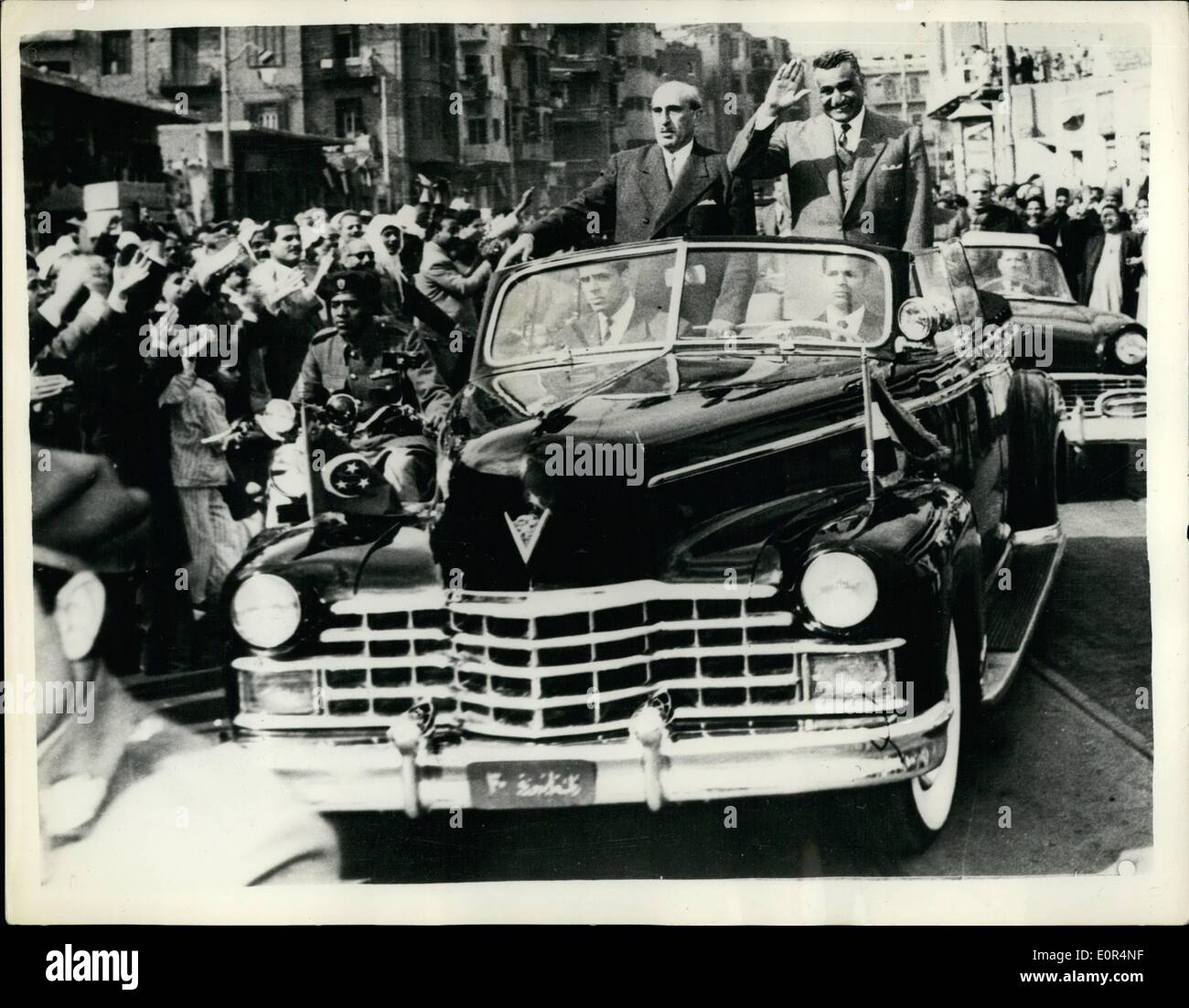 2. Februar 1958 - syrischen Delegation in Kairo. Anschluß mit Ägypten ausgerufen: Foto zeigt Präsident Kuwatly von Syrien und Präsident Nasser von Ägypten, Fahrt durch die Straßen von Kairo am Freitag - nach der Ankunft in der ägyptischen Hauptstadt der ehemaligen. Die Verkündigung der Union von Ägypten und Syrien wurde am Samstag bekannt gegeben. Stockfoto