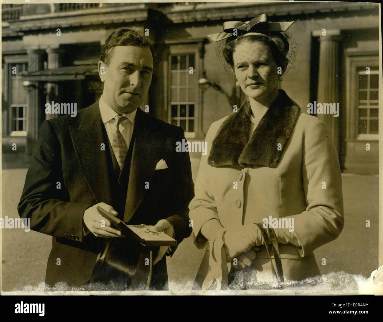 2. Februar 1958 - erhält Denis Compton OBE auf Investitur am Buckingham Palace. Foto zeigt: England Cricketer Denis Compton, die Mitglied des Order of the British Empire bei der Investitur am Buckingham Palace heute erfolgte ist mit seiner Frau in das Kraft-Gericht nach seiner Auszeichnung abgebildet. Stockfoto