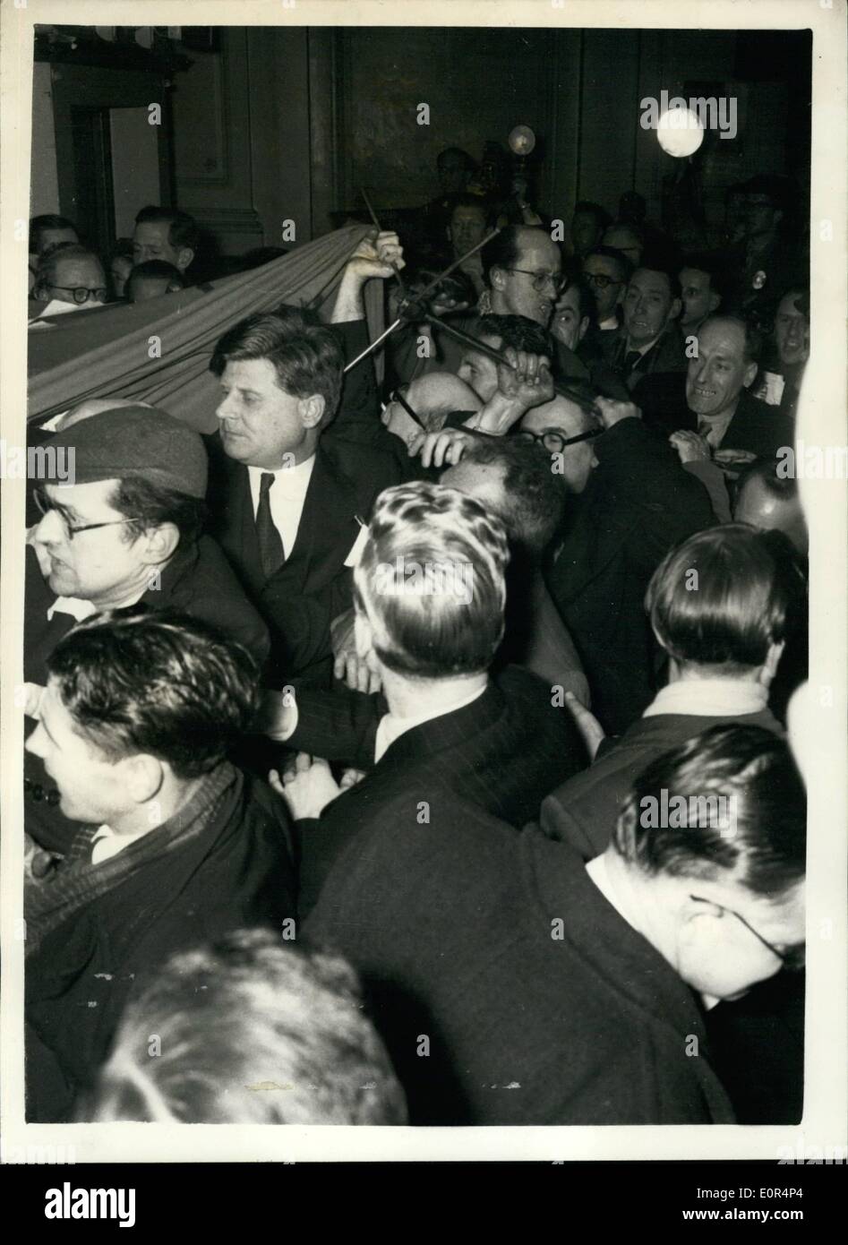 2. Februar 1958 - Gehäuse Minister gezwungen, die Sitzung beenden: der Minister für Wohnungsbau, Herr Henry Brooke, fand Unterschlupf in einem Hinterzimmer in Holborn Hall, London letzte Nacht, wenn ein Buhrufe, schreien, Mob, protestieren gegen die Miete, stürmten die Plattform er sprach Form. Die Versammlung löste sich in Unordnung. Das Mikrofon, die, dem Herr Brooke versuchte, von zu sprechen, war ein Stecker aus entrissen, und kam zurück Sekunden später wie eine Rakete. Der Union Jack auf der Plattform Tabelle verteilt wurde mit Füßen getreten als Tory-Partei Beamte der Mob von Faschisten und Kommunisten kämpften Stockfoto