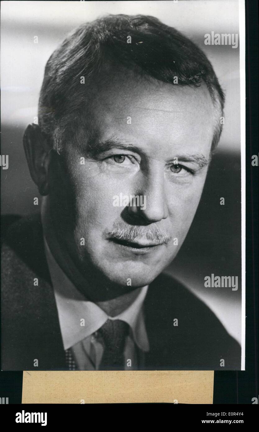 3. März 1958 - Helmut Kautner 50 Jahre alt: am 25. März 1958 Helmut Kautner (HELMUT KAUTNER) einer der interessantesten Stage Management Persönlichkeiten des deutschen Films ist 50 Jahre alt geworden. Sein erste Film war "Kitty und die Weltkonferenz" (1939), dann '' Kleider machen die Menschen '' Good Bye Franziska'', '' Wir machen Musik '', '' Anuschka'', sein erster Farbe Film: "großer Freiheit Nr. 7". Unter schwierigsten Bedingungen produzierte ohne Studio und mit sehr wenig Geld er den ersten Film der Vorkriegszeit Westdeutschlands '' In jenen Tagen '' Stockfoto 3. März 1958 - Helmut Kautner 50 Jahre alt: am 25. März 1958 Helmut Kautner (HELMUT KAUTNER) einer der interessantesten Stage Management Persönlichkeiten des deutschen Films ist 50 Jahre alt geworden. Sein erste Film war "Kitty und die Weltkonferenz" (1939), dann '' Kleider machen die Menschen '' Good Bye Franziska'', '' Wir machen Musik '', '' Anuschka'', sein erster Farbe Film: "großer Freiheit Nr. 7". Unter schwierigsten Bedingungen produzierte ohne Studio und mit sehr wenig Geld er den ersten Film der Vorkriegszeit Westdeutschlands '' In jenen Tagen '' Stockfoto
