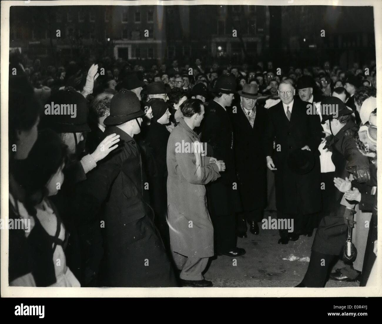 3. März 1958 - kämpfen Ira-Männer Polizei Eire Premier Masse besucht; Irish Republican Army Mann kämpfte mit der Polizei in Soho letzte Nacht als Herr De Valera, Eire der Premierminister, der ist hier auf einem dreitägigen privat besuchen, besucht eine St.-Patrick's Eve Messe in der St. Patricks Kirche, Soho Square. Sieben Menschen wurden verhaftet, und als die Polizei-Transporter, in denen sie gezwungen seinen Weg durch die Menge gebündelt werden waren, Demonstranten versucht, die Türen aufreißen und ihre Kameraden zu retten. Foto zeigt Herr De Valera abgebildet Ankunft für die Masse, als Polizei gestern Massen zurückzuhalten. Stockfoto