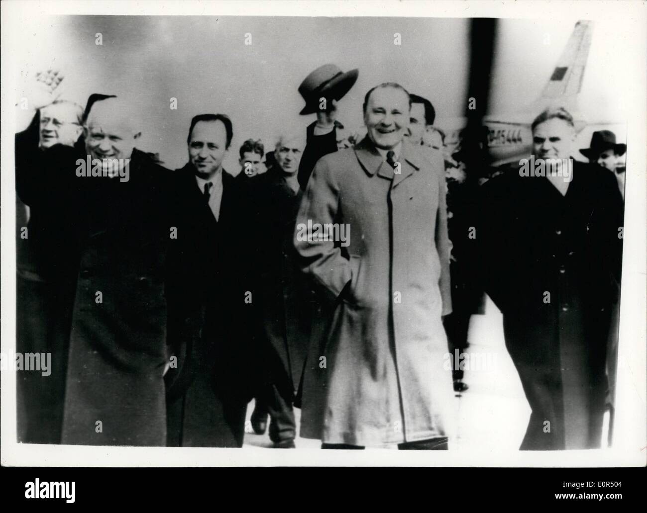 3. März 1958 - kommt Herr Krushchev am Flughafen Budapest. Foto zeigt: Chruschtschow, links, der russische Ministerpräsident, winken, als er mit Kadar, dünne Schicht der ungarischen kommunistischen Partei-Chef nach seiner Ankunft in Budapest gestern gesehen. Stockfoto