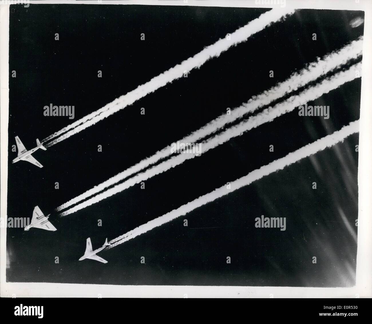 2. Februar 1958 - '' V-Bomber der britischen Luftstreitkräfte... Fügt R.A.F '' abschreckende macht ''... Neues Foto von drei Arten von 'V' Bomber in Dienst mit der R.A.F Bomber Command - Kondensstreifen bei 35.000 Fuß - während Trainingsflug machen... Diese Flugzeuge - Valiant - Vulcan und Victor - sind das "Rückgrat" der Programme zur Entwicklung des R.A.F - die - zusammen mit dem Erfolg des Entwicklungsprogramms des Vereinigten Königreichs Metaton Waffe stark abschreckende Kraft des Landes zugenommen hat... Dies wurde in der Luft Schätzungen Memorandum - hat heute angekündigt. Stockfoto