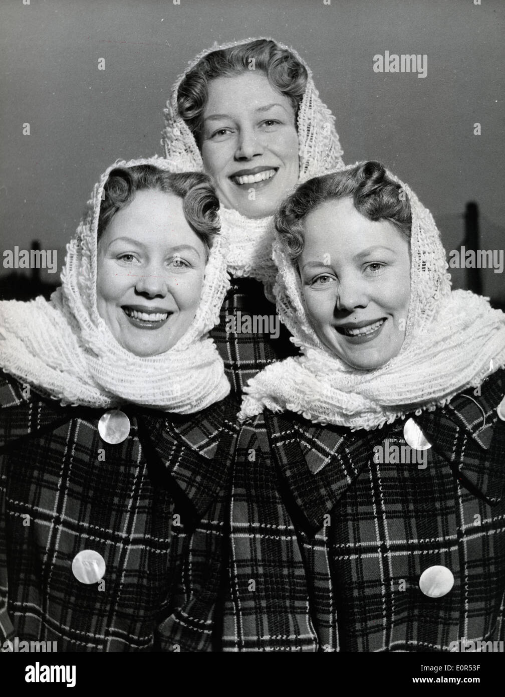 Die Beverley Sisters gebündelt in passende outfits Stockfoto