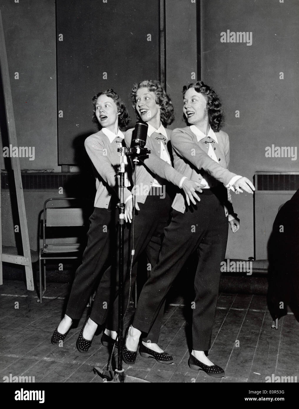 Die Beverley Sisters singen im Partnerlook Stockfoto