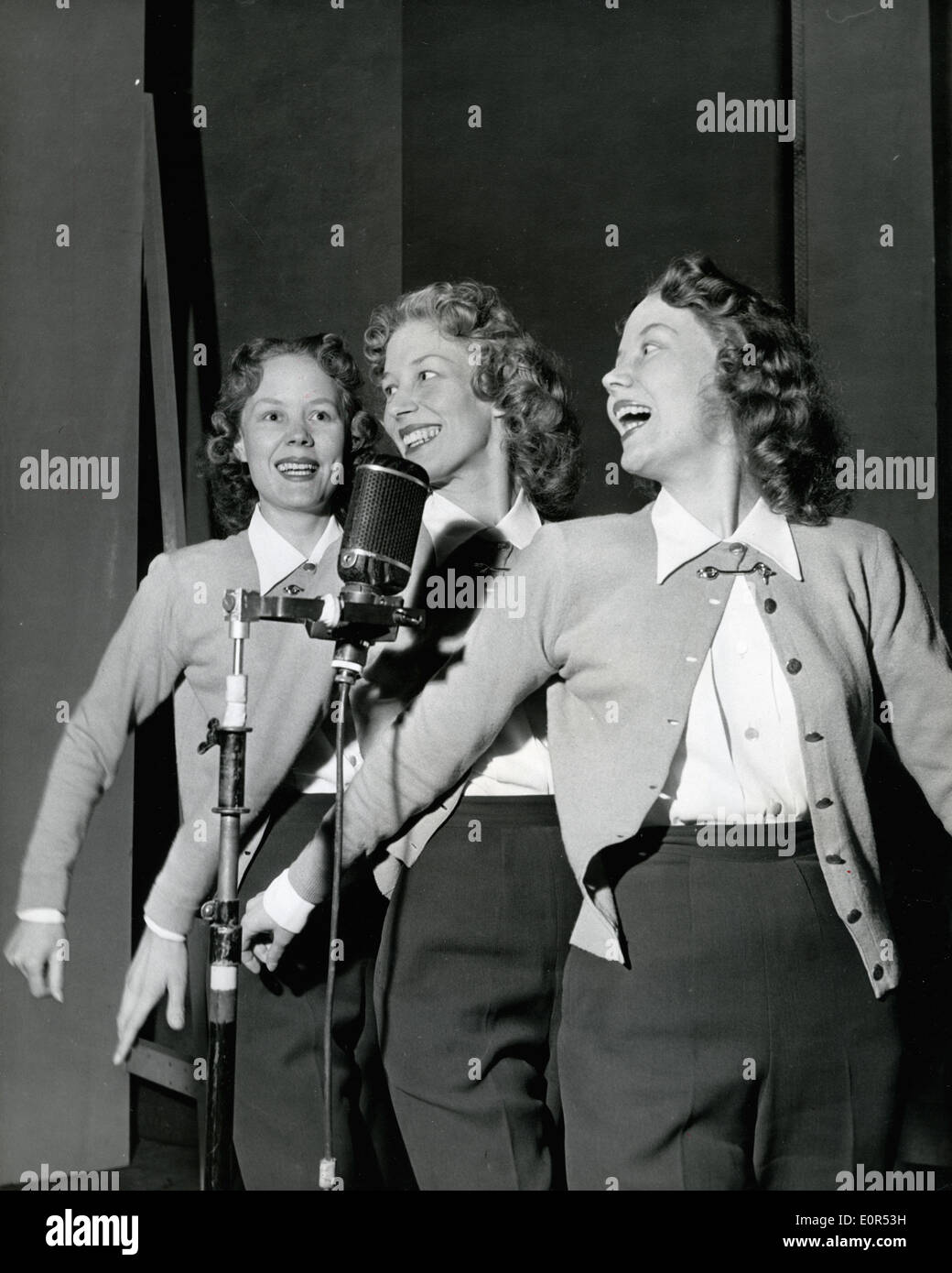 Die Beverley Sisters singen im Partnerlook Stockfoto