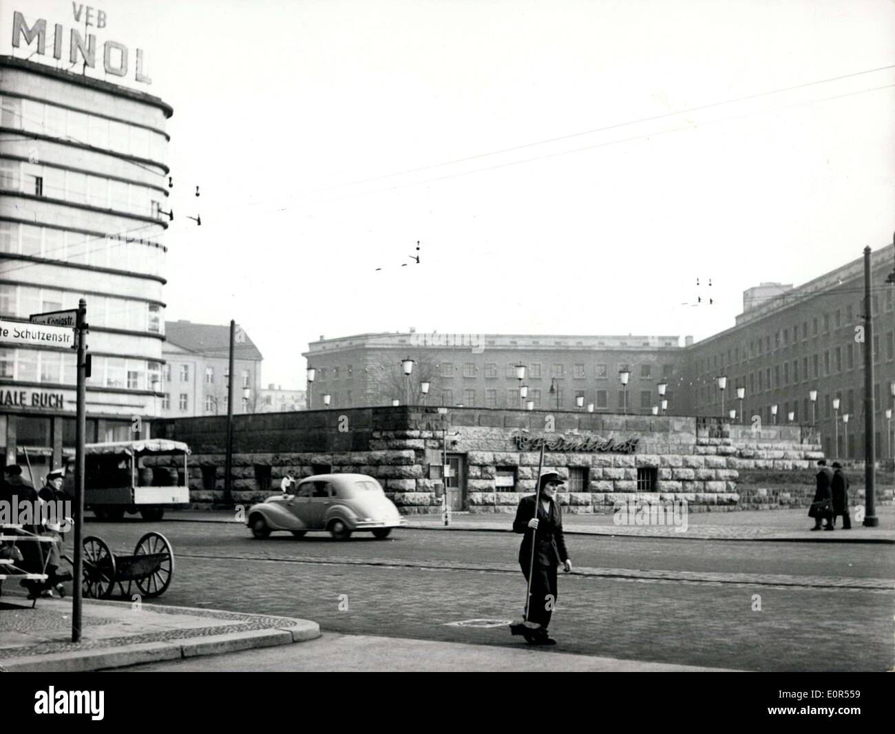 12. Februar 1958 - so ist es im Sektor Ost-Berlin: geschwungene Straße ist Frauenarbeit geradezu in Ost-Berlin. Hier ist ein Straßenkehrer am Alexander Platz. Stockfoto