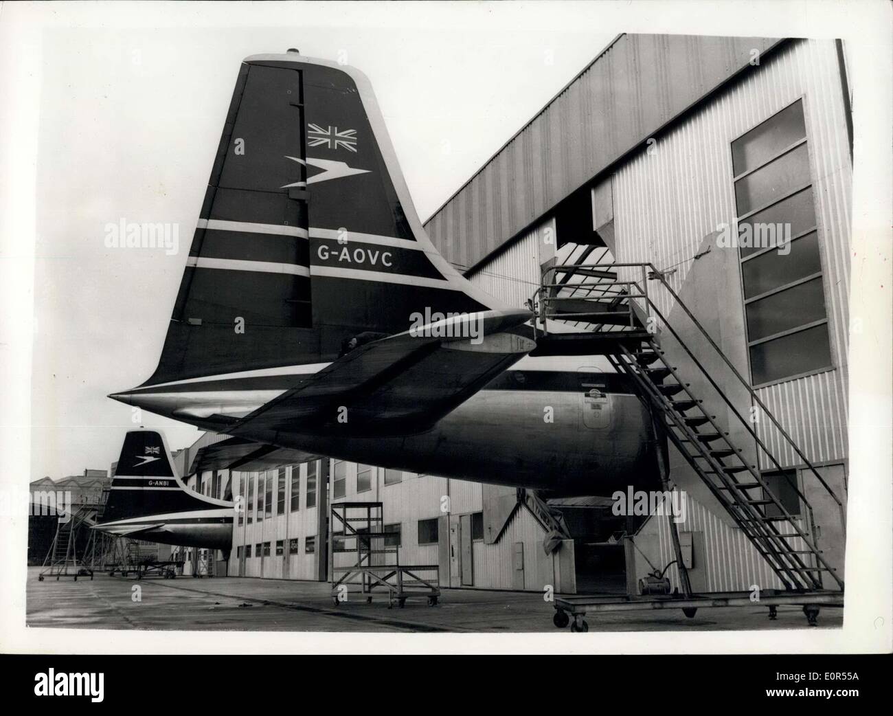 12. Februar 1958 - neue Ansicht von Britannias: Die Leitwerke des riesigen Britannia-Airliner, gesehen durch die speziell entwickelte Hangartüren des B.O.A.C. Service Centre in London am Flughafen. Stockfoto