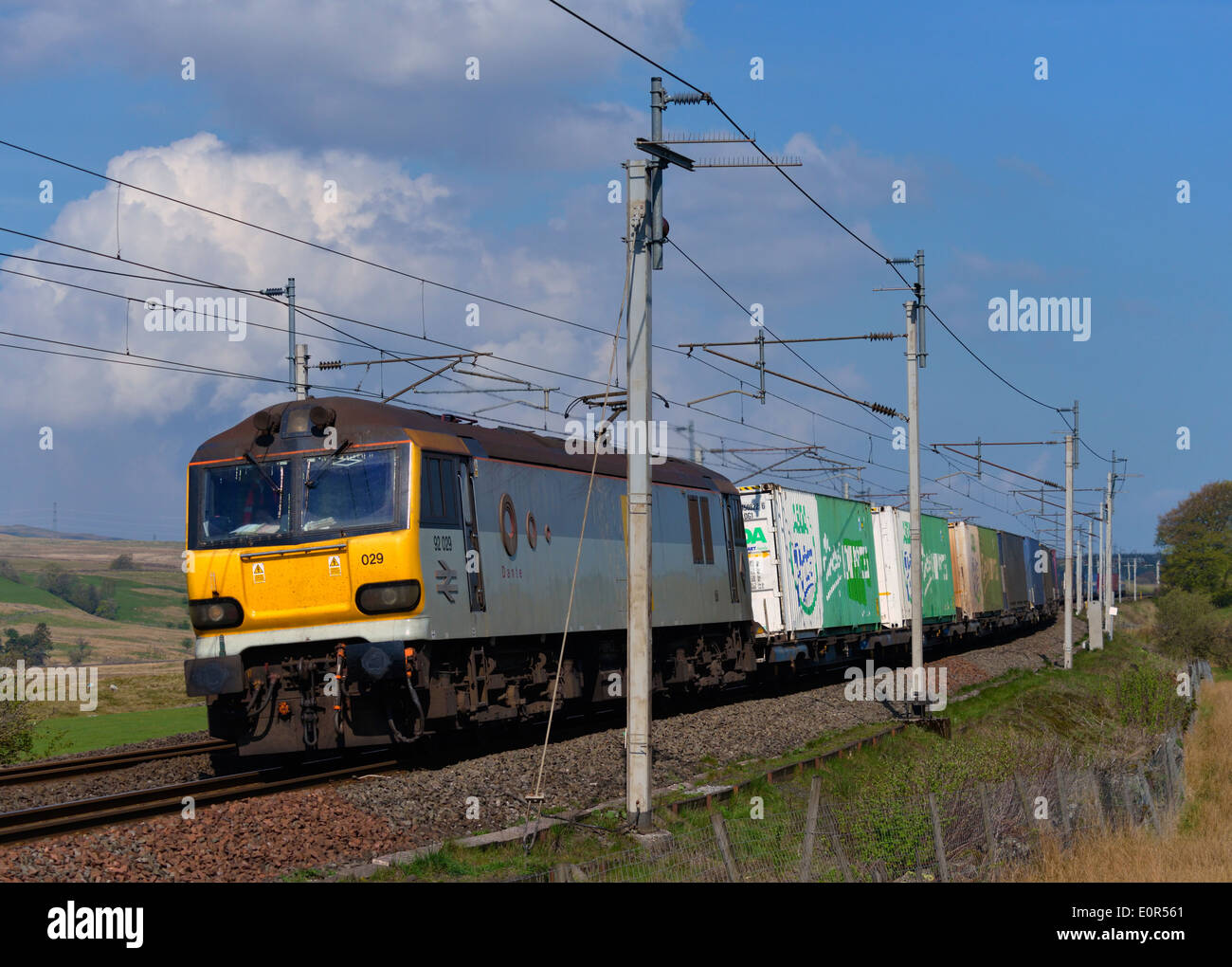 EWS Lokomotive 92 092 'Dante', schleppen Containertragwagen. Scout grün, Cumbria, England, Vereinigtes Königreich, Europa. Stockfoto