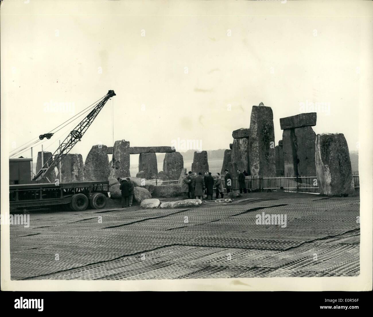 3. März 1958 - Arbeit beginnt auf Wiederherstellung bei Stonehenge: Arbeit an der Restaurierung von Stonehenge begann gestern - ein gefallener Trilithon bestehend aus zwei Pfosten und einen Türsturz soll wieder aufgebaut werden und drei Steinen in den äußeren Kreis, die im Jahr 1900 fiel sollen ersetzt werden. Metall Boden wurde auf den Boden, um Schäden zu vermeiden durch die 60 Tonnen-Krane - eingesetzt in der Aufgabe gelegt. Foto zeigt: heben einige Steine - zu Beginn der Wiederherstellung von Stonehenge arbeiten. Stockfoto