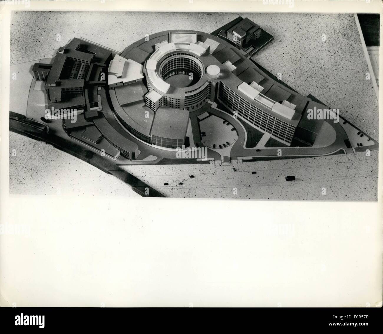 3. März 1958 - Arbeitsfortschritt auf BBC Television Centre - das größte seiner Art in Europa.: das Hauptgebäude von der BBC Television Centre in der weißen Stadt jetzt Gestalt annimmt. Nach Abschluss werden die größten TV-Hauptsitz in Europa und es kostet etwas in der Region von 6.000.000, ohne technischen Anlagen und Verkabelung. Stehend auf einer Fläche von 13 Hektar, besteht es aus einer großen Main-Block mit sieben Studios und mehrere hundert Büros; eine Landschaft-Block; ein Restaurant-Block; eine arbeiten-block Stockfoto