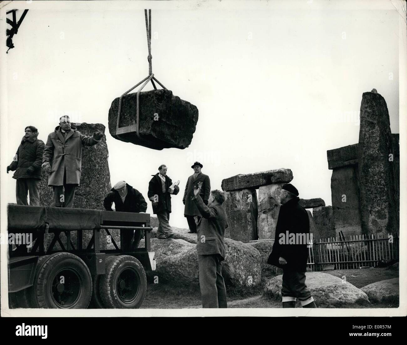 3. März 1958 - Arbeitsaufnahme auf Restaurierung bei Stonehenge.: gestern - begann die Arbeit an der Wiederherstellung der Stonehenge gefallenen Trilithon bestehend aus zwei Pfosten und einen Türsturz soll wieder aufgebaut werden, und drei Steinen in den äußeren Kreis, die im Jahr 1900 fiel müssen ersetzt werden. Metall Boden wurde auf den Boden, um Schäden zu vermeiden durch die 60 Tonnen Kränen für die Aufgabe gelegt. Das Foto zeigt heben die Stones - bei Restaurierungsarbeiten in Stonehenge. Stockfoto