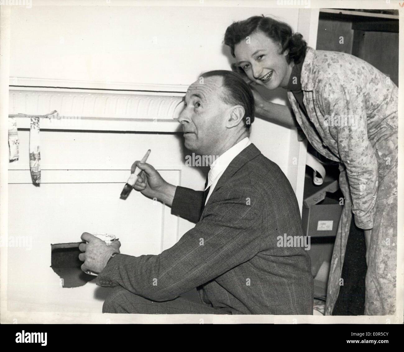 3. März 1958 - ideale Häuser Verkauf-Girl, Mi ehemaligen deutschen Prinzen: die Hochzeit ist eine ideale Häuser Verkäuferin in etwa zwei Monaten Zeit Herr John Henry Pless, 58 Jahre alten Patensohn von König Edward VII - ehemals Prinz Han Heinrich Pless - Sohn von Fürst Pless '' Gay neunziger '' und jetzt britischer Staatsbürger - und Fräulein Dorothea Minchin (25) stattfinden. Herr Pless vorherigen Ehe mit Prinzessin Maria Catherine Pless wurde im Jahr 1952 aufgelöst. Foto zeigt Fräulein Dorothea Minchin- und Herr Pless am Arbeitsplatz schmücken die Knightsbridge Msws flach, das ihr Haus nach der Heirat sein. Stockfoto