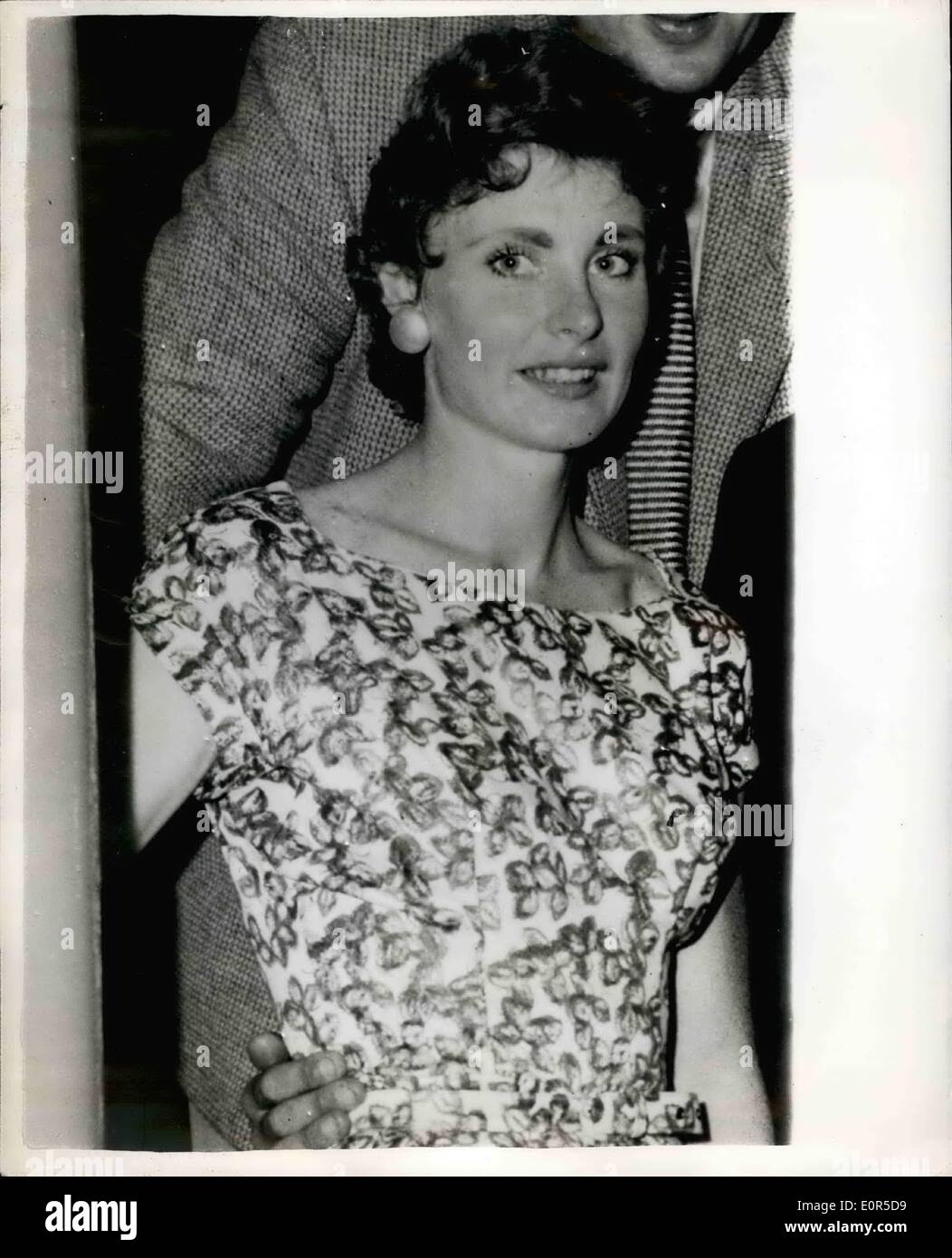 3. März 1958 - sie ist das schnellste Mädchen auf der Erde: der australische Sprinter, Marlen Mathews ist hier abgebildet, kurz nachdem sie den Weltrekord für die 200 Yards mit einer Zeit von 23,4 Sekunden bei den australischen Meisterschaften auf dem Sportplatz in Sydney am letzten Wochenende gebrochen hatte. Zwei Tage zuvor, einrichten Marlene einer neuen Welt-Figur bei 10,5 Sekunden die 100 Yards zu gewinnen. Marlene ist das Mädchen, das vor 15 Monaten war nicht Haube genug für die Damenstaffel in der Olympischen Spiele 1956 abgeholt werden. Sie war untröstlich, als die Spiele-Selektoren ihr übergangen und sogar darüber, in den Ruhestand nachgedacht Stockfoto