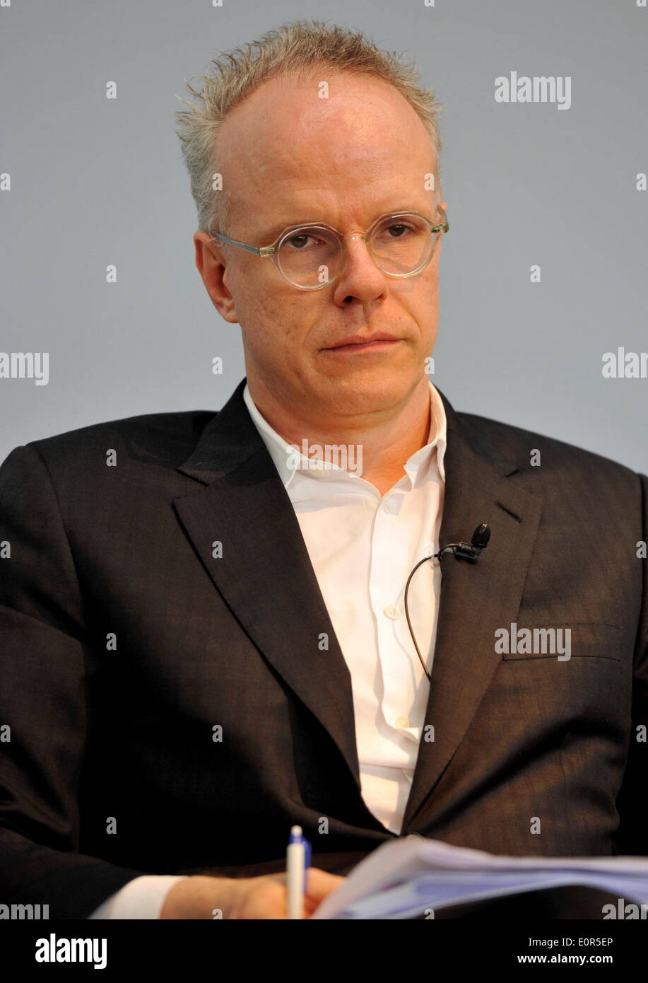 Schweizer Kunsthistoriker und Kurator Hans Ulrich Obrist in Riehen (Basel/Schweiz) am 16. Mai 2014. Stockfoto