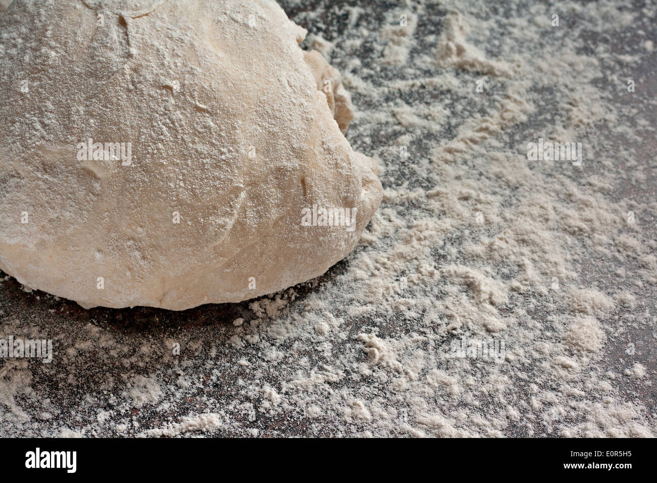 Hausgemachte Teigkugel auf bemehlten Brett Stockfoto