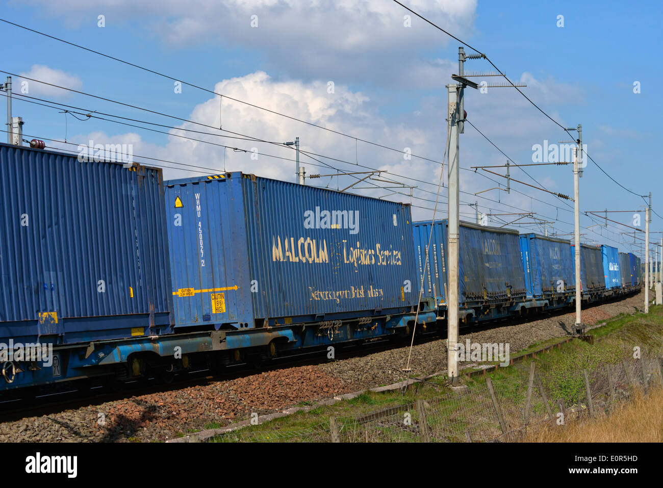 Malcolm Logistikdienstleistungen Container Eisenbahnwaggons mit Geschwindigkeit. Scout grün, Cumbria, England, Vereinigtes Königreich, Europa. Stockfoto
