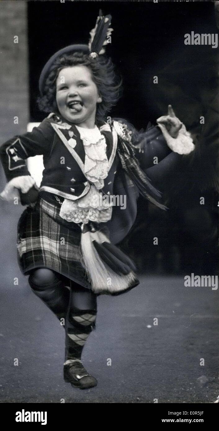 25. März 1958 - hofft sie, die Königin zu tanzen: kleine 4-jährige Agnes Speirs '' Illegible'' offensichtlich amüsiert sich, wie sie '' Illegible'' Dnace praktiziert wird sie bei den Highland Games '' unleserlich '' Raemar, welche die Königin wird voraussichtlich besuchen H.M durchzuführen. Stockfoto