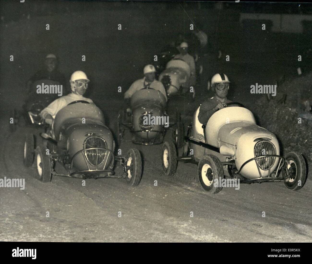 4. April 1958 - berühmte Rennfahrer in Midget Cars Race: eigens dafür gebauten Zwerg Autos Verwendungsnachweis von einigen der berühmten französischen Fahrer in einem Rennen statt im Palais Des Sports, Paris, letzte Nacht. Vent wurde zugunsten ehemaliger Rennfahrer organisiert? Das Foto zeigt einen Vorfall des Rennens. Stockfoto