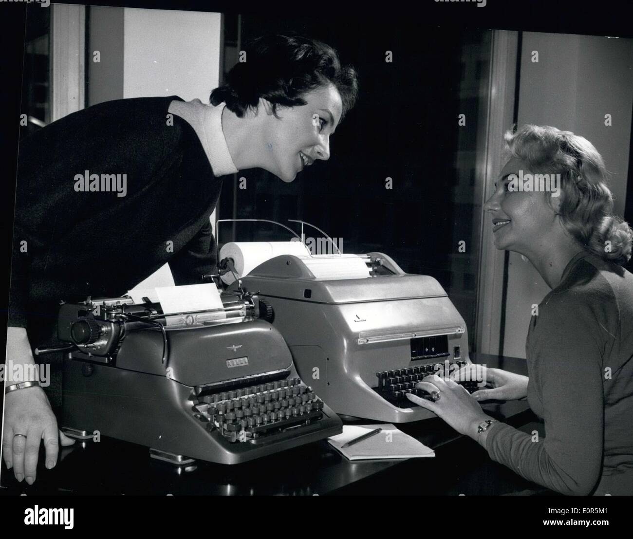 4. April 1958 - kaum größer als eine gewöhnliche Schreibmaschine. ist, dass die neue Siemens - formschön Fernschreiber 100, die Stockfoto