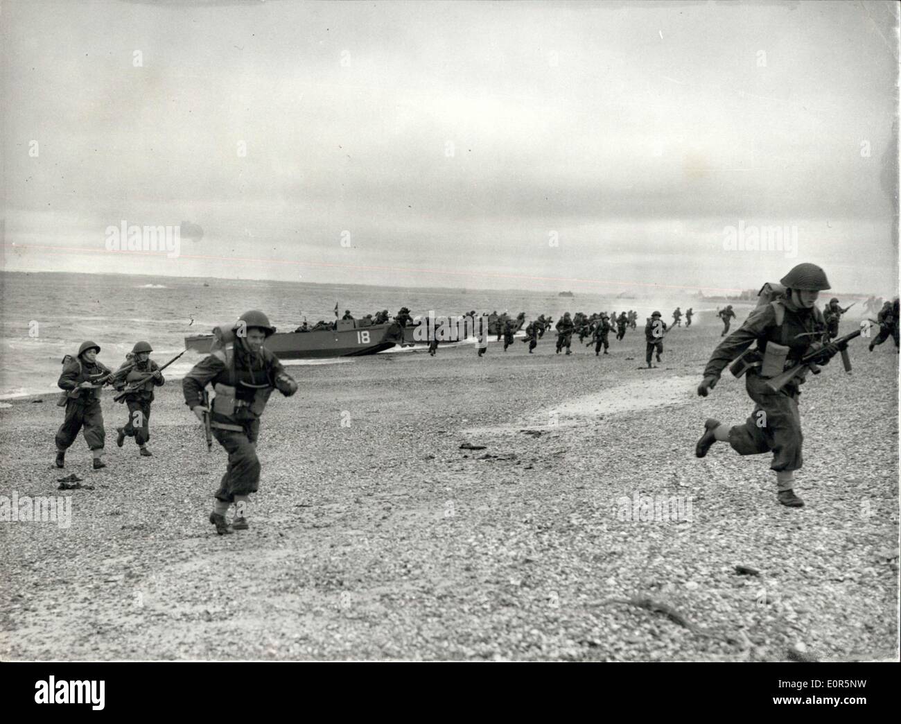 19. Mai 1958 - Übung '' Run Aground XI'' - in Southsea: Übung '' Run Aground XI'' - erfolgte am Eastney Strand, Southsea, heute - in welcher Mitarbeiter College-Studenten sahen einige der Craft - Methoden und Geräte in amphibische Operationen eingesetzt. Die Übung enthalten einen Angriff durch königliche Marine Truppen von einem Kommando-Träger - Helikoptern montiert. Foto zeigt Scots Fusiliers - laufen bis zum Strand - am Eastney heute - machen einen Angriff von Landungfertigkeit - während der Übung heute landen. Stockfoto
