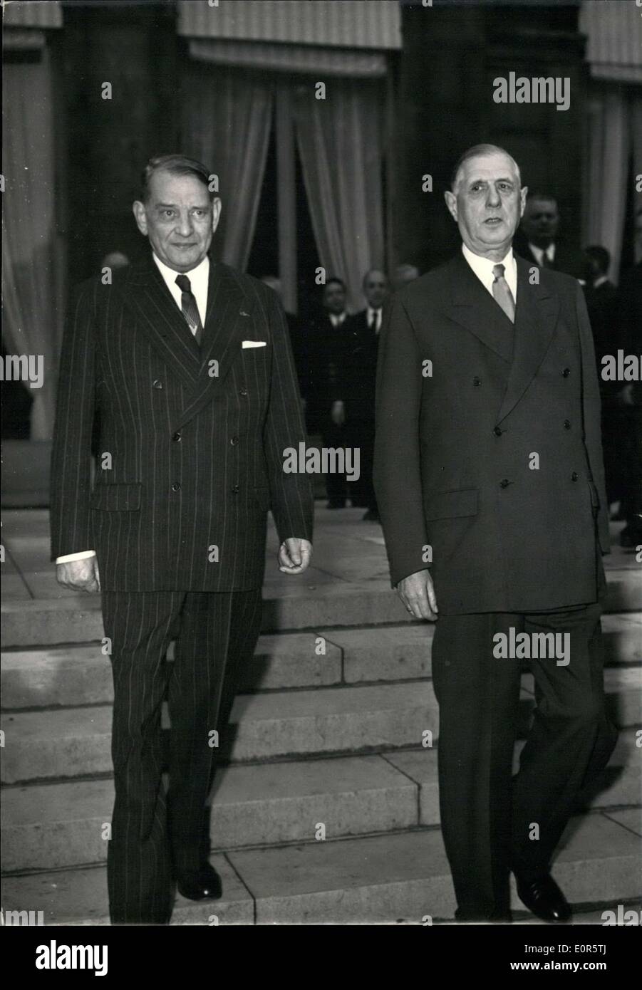 31. Mai 1958 - hatte Präsident Coty (links) ein neues Treffen mit General de Gaulle im Élysée-Palast, zahlreiche Kontakte mit verschiedenen Persönlichkeiten aus unterschiedlichen Gruppen zu zeigen. Stockfoto