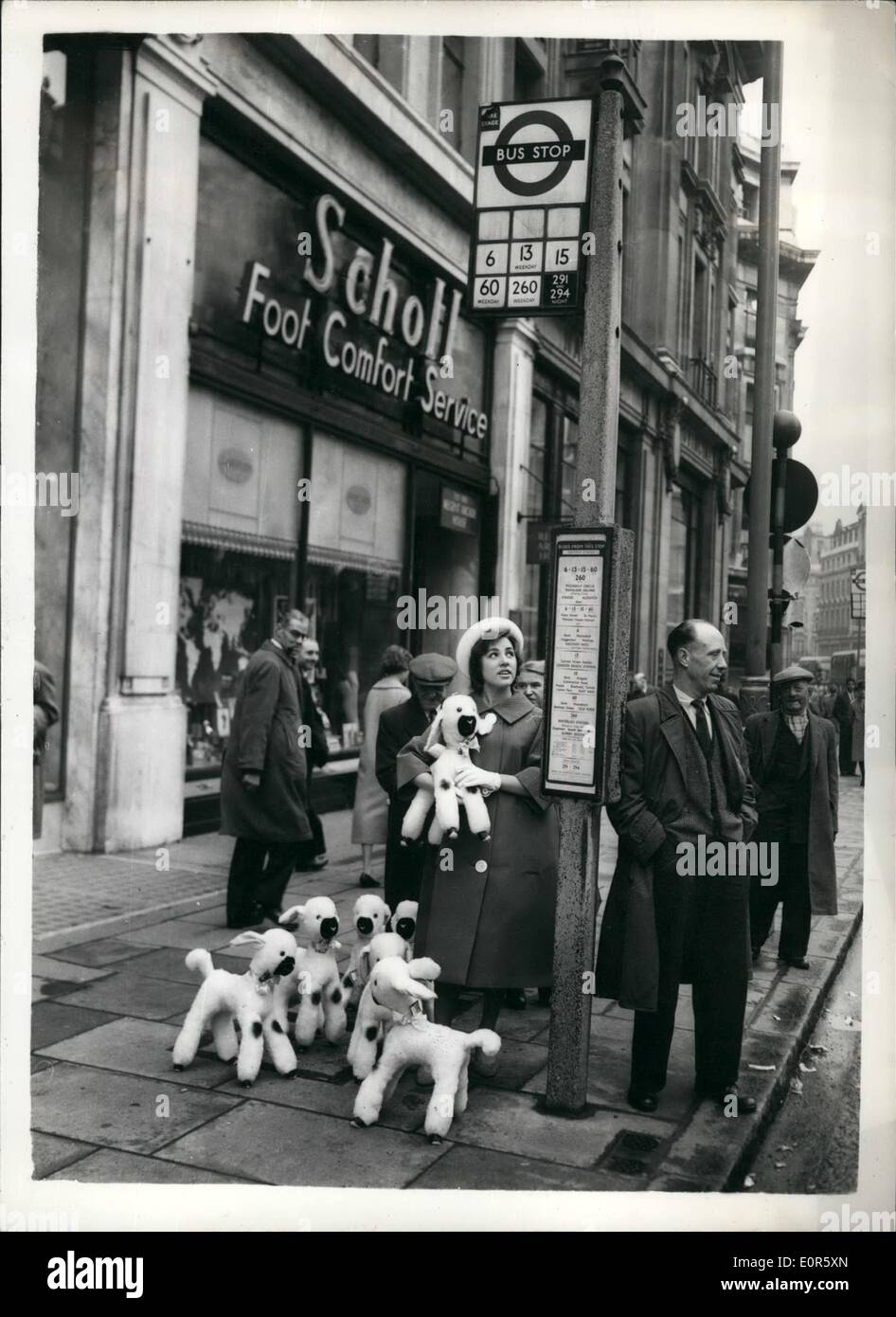 4. April 1958 - MARY hatte ein kleines Lamm aber BRENDA hatte sieben: Mary hatte ein kleines Lamm - aber Brenda hatte sieben: - für ihr Schaufenster am Regent-Street-Store. Brenda Bowls, 17 von Bermondsey, ist warten auf einen Bus, der ihr in den Laden, wohin die Spielzeug-Lämmer auf dem Display zu sehen. Stockfoto