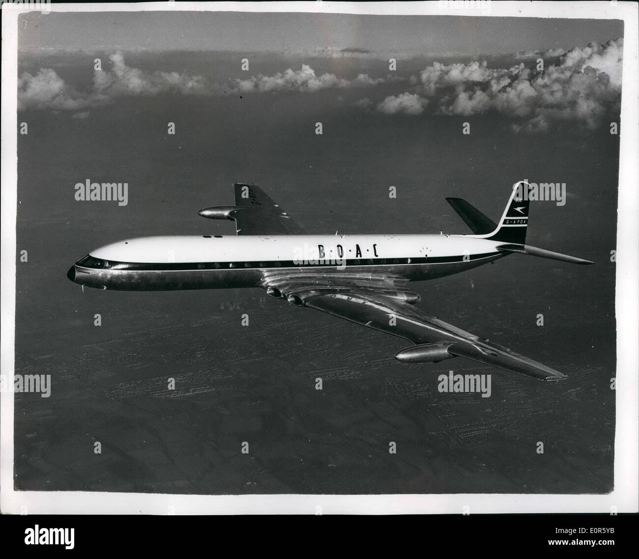 4. April 1958 - Erstflug des neuen Comet 4: der neue Komet, pilotiert von Mr John Cunningham gestern machte einen erfolgreichen Erstflug De Havilland Airfield in Hatfield. Es hob um 18:15 und 1 Stunde 23 Minuten flog. Dies ist die erste neunzehn Kometen jetzt für Service mit British Overseas Airways Corporation gebaut. Nach der Landung Herr Cunningham sagte verhielt sich der Komet prächtig zum Jungfernflug, in denen er setzen das Flugzeug durch eine Reihe von vorläufigen Umgang mit Wanderwegen und überprüft die korrekte Funktion der verschiedenen Flugzeugsysteme Stockfoto