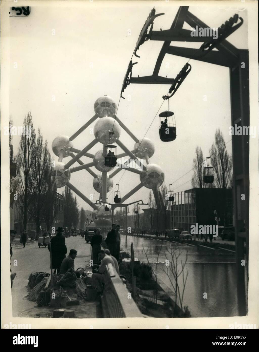 04. April 1958 - Pressetag auf der Brüsseler Weltausstellung. Foto zeigt das heutige Bild einer Ansicht der Brüsseler Weltausstellung, die am Donnerstag von den Sesselliften im S-Stil eröffnet wird. Stockfoto