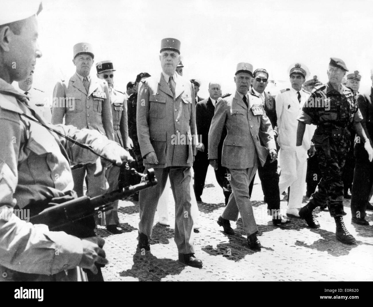 Präsident Charles de Gaulle mit algerischen Militärs Stockfoto