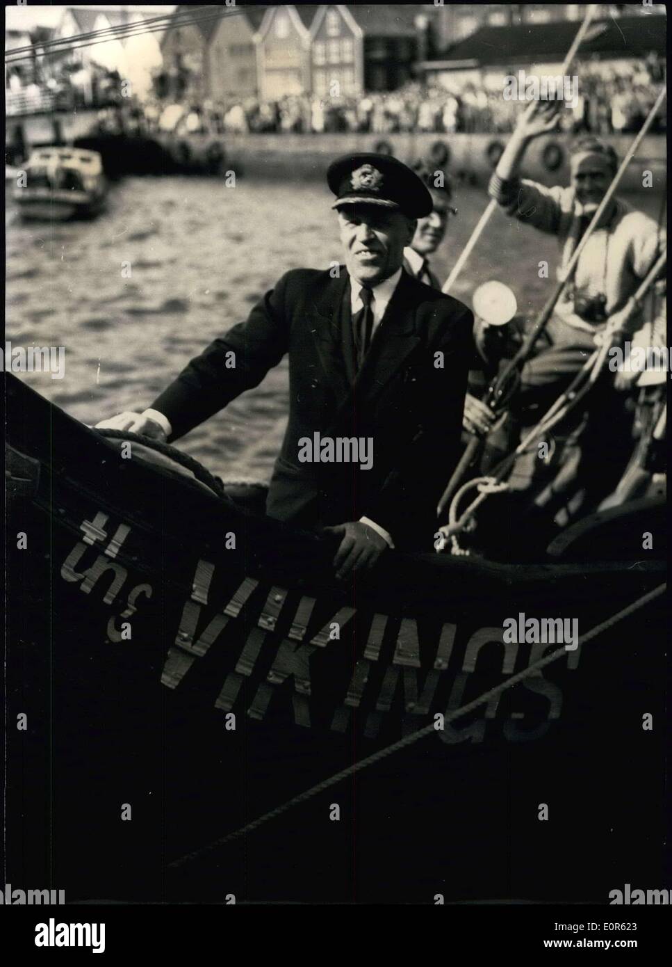 5. Juni 1958 - auf dem Weg nach New York. Im Bug des Schiffes bereits berühmte '' The Vikings'' begrüßt master Thorvald B. Lihaug das Publikum am Ufer, während das Schiff langsam Berges Grenze für New York verlässt. Stockfoto