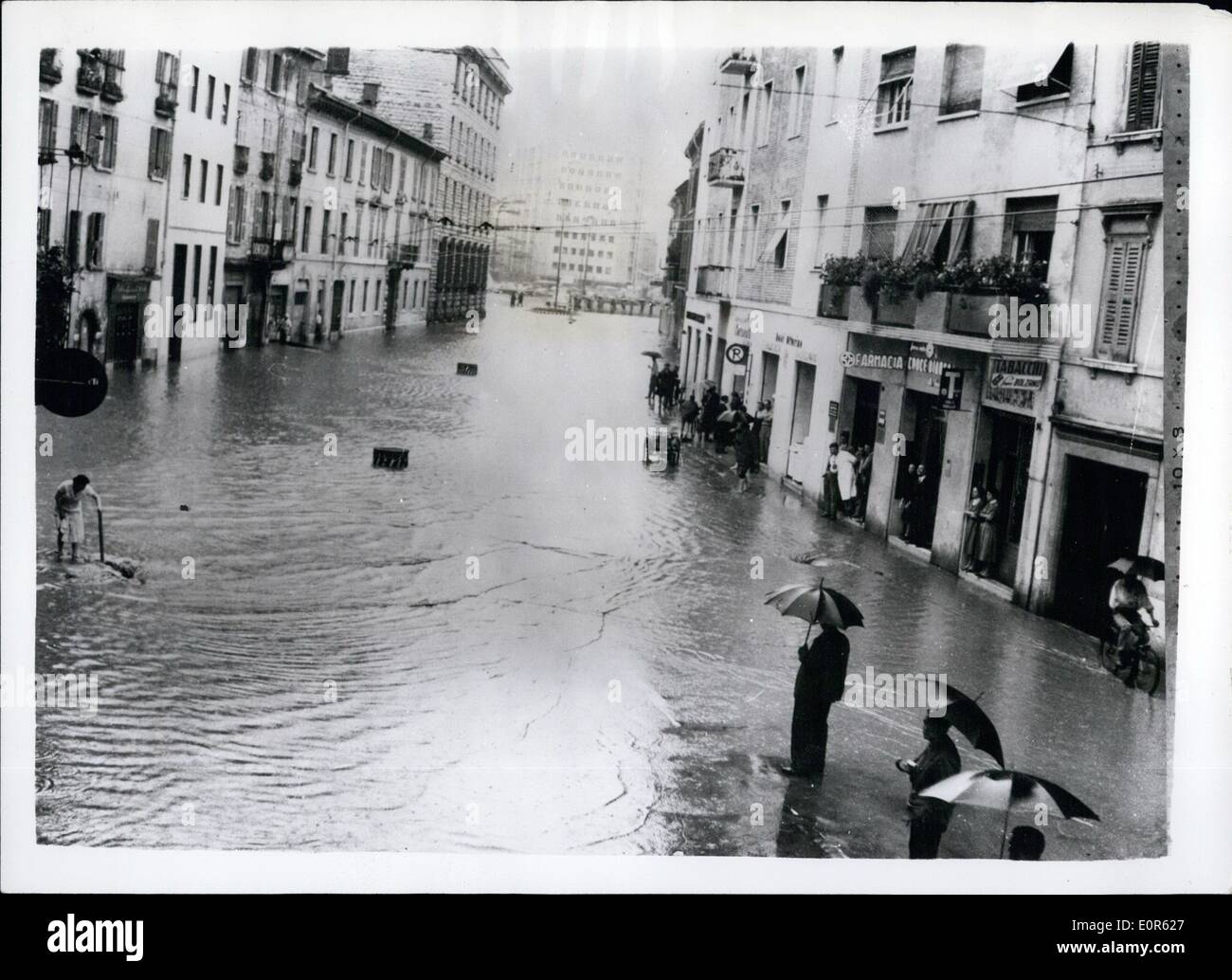 6. Juni 1958 - verursachen heftige Wolkenbrüche schweren Überschwemmungen in Italien. Hauptstraße von Brescia - unter Wasser: viele Teile Italiens waren überflutet - nach heftigen Wolkenbrüche die Flüsse bis zum Überlauf verursacht. Einer der schlimmsten Orte, hit war der Stadt Brescia. Foto zeigt Gesamtansicht von der Hauptstraße in Brescia nach das Ausströmen des Flusses Garza. Durch diese Straße verläuft normalerweise Verkehr für Milan - Triente - Venedig - Cremona etc.. Stockfoto