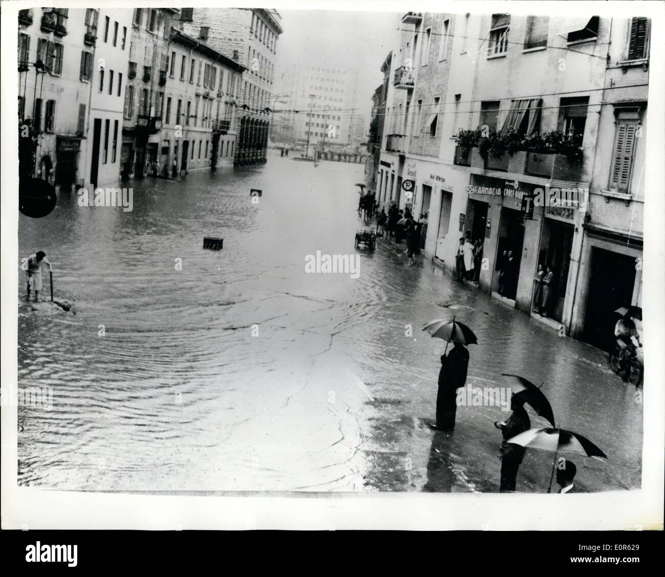 6. Juni 1958 - verursachen heftige Wolkenbrüche schweren Überschwemmungen In Italien... Main Street von Brescia - unter Wasser vielen Teilen Italiens Stockfoto