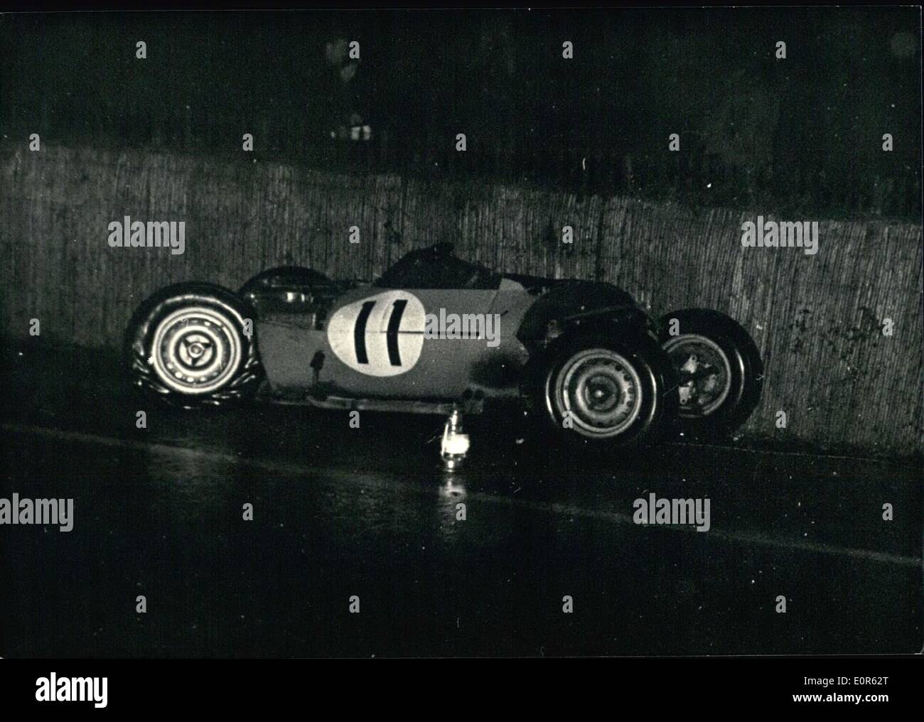 6. Juni 1958 - 24-Stunden-Rennen von Le Mans: Foto zeigt die Ill Jaguar (Nr. 11) in der Franzose Maria stürzte und fiel nach einer Kollision mit dem amerikanischen Kessler. Stockfoto